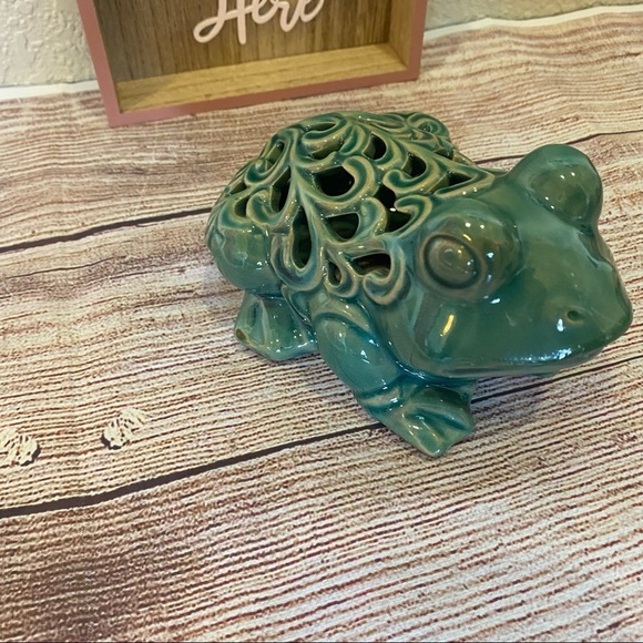 Frog Green scroll work ceramic frog - Picture 4 of 7